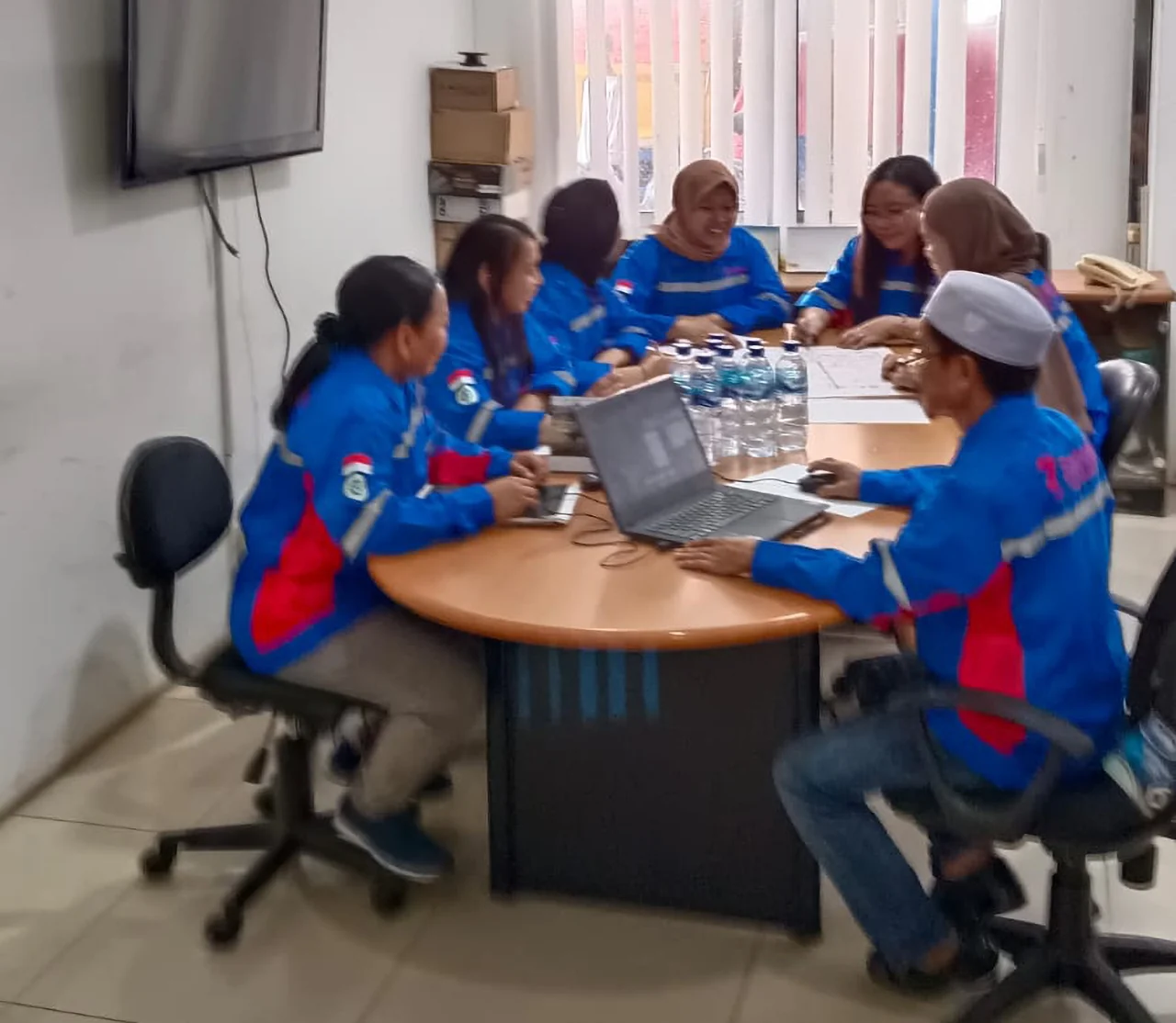 Frensiand team discussing documents around a meeting table